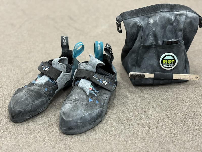 クライミングシューズとチョークバッグ